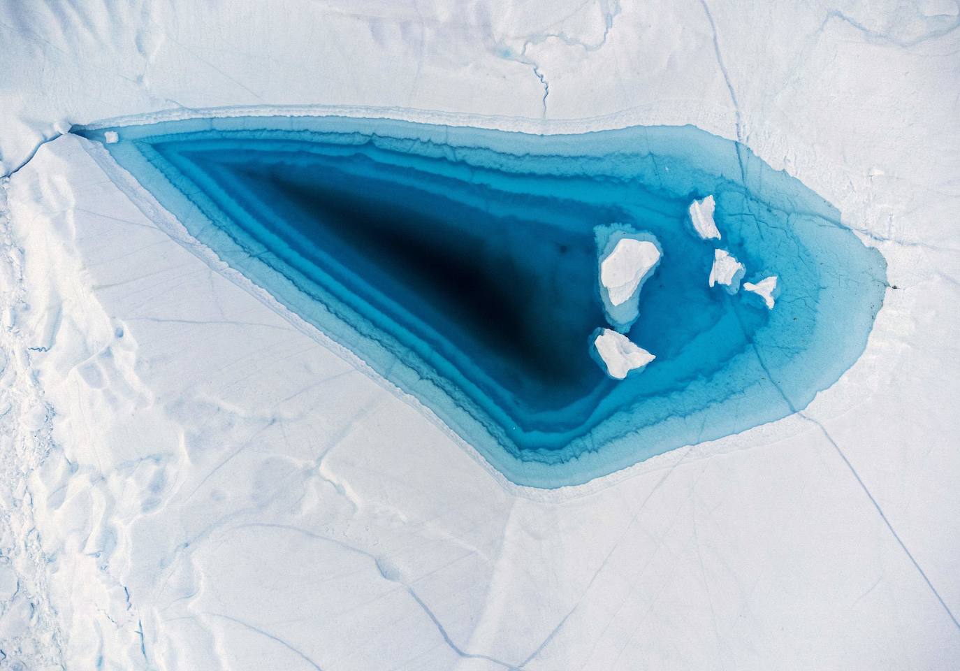 El agua turquesa queda al descubierto en este iceberg situado en la bajía de Disko. 