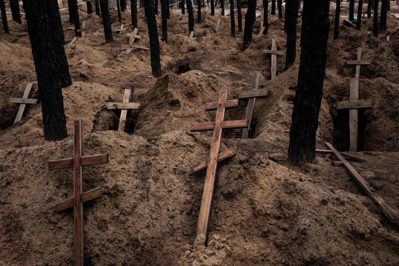 Muestra del horror de la invasión rusa. La imagen muestra una fosa común ya sin cuerpos en la región de Kharkiv, en medio de la invasión rusa de Ucrania.