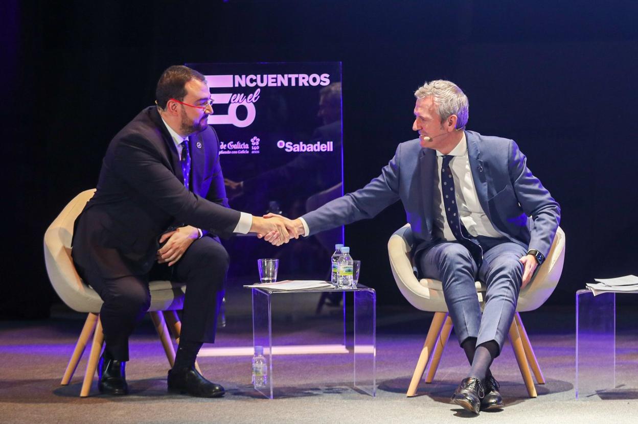 Adrián Barbón y Alfonso Rueda se dan la mano al inicio de los Encuentros del Eo, que tuvo lugar ayer en el Auditorio de Ribadeo. 