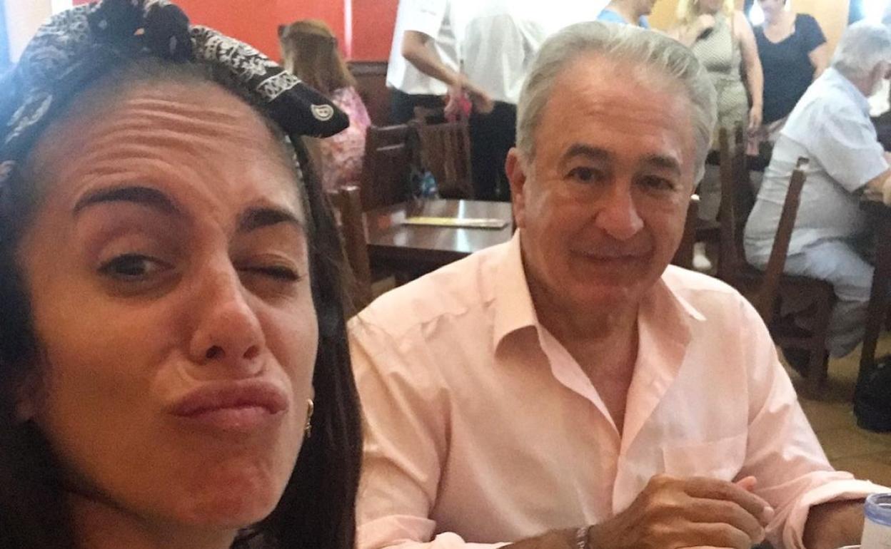 Anabel Pantoja, con su padre. 