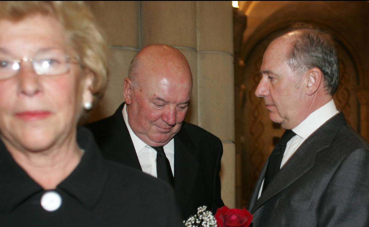 María Angeles, Ramón y Rodrigo Rato en el funeral de su madre, Aurora Figaredo Sela, en 2005.