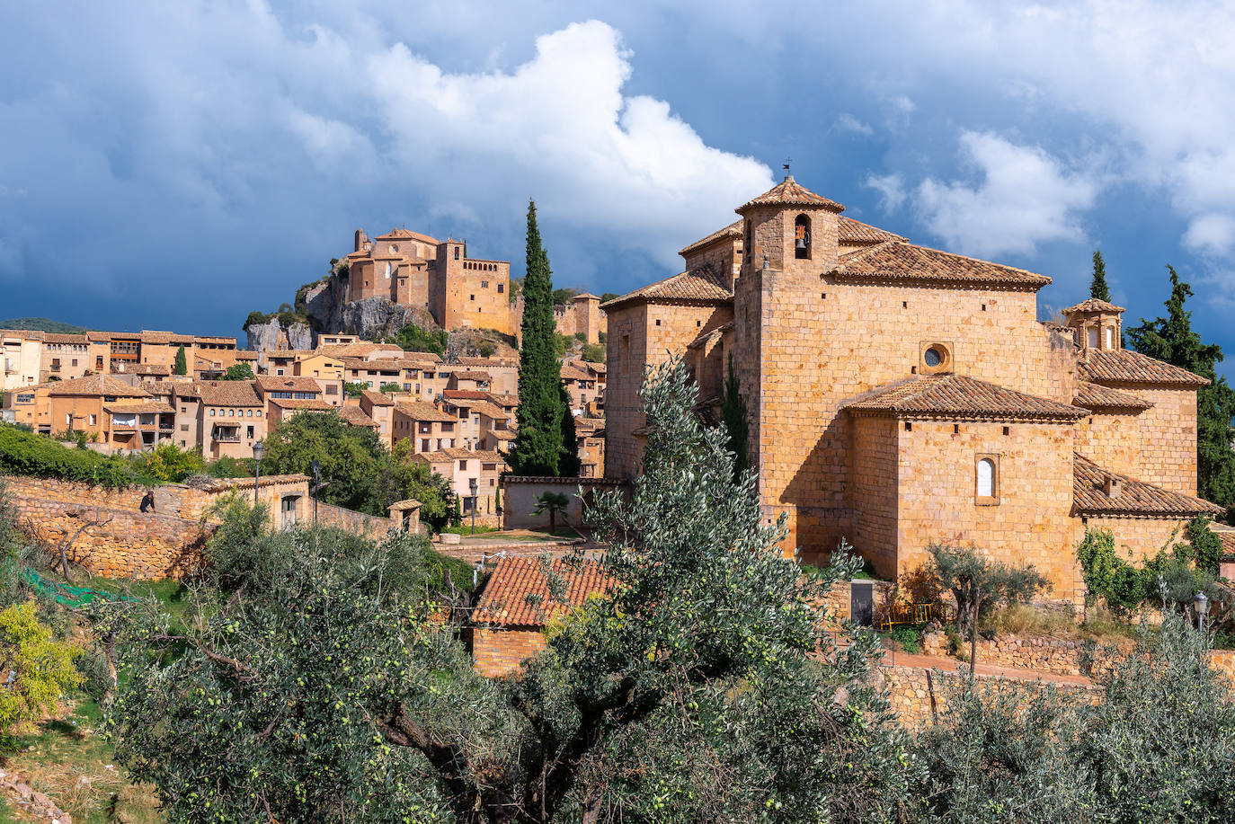 La comarca del Somontano de Barbastro, en la provincia de Huesca, cuenta con pintorescos y dorados paisajes que, marinados con el vino de la zona, dejarán un recuerdo imborrable en la mente de todo aquel que los visite. La Ruta del Vino Somontano es, sin duda, uno de los imprescindibles del lugar, que cuenta con numerosas bodegas y sorpresas por descubrir. 