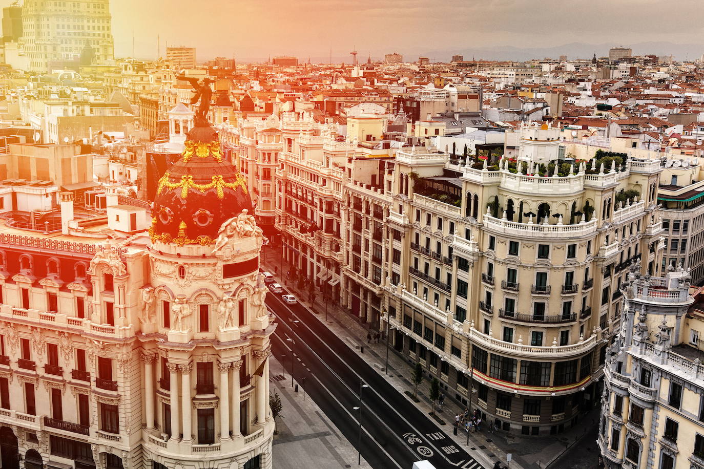 Todo el mundo tiene cabida en la capital española. Sus barrios desde Malasaña hasta Lavapiés, pasando por Gran Vía o La Latina ofrecen ambientes afines a todos los tipos de persona, mostrando el espíritu cosmopolita propio de toda gran ciudad. 