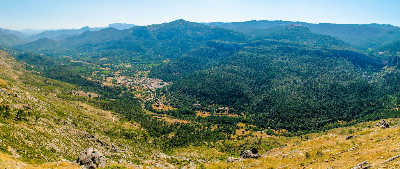 El Parque Natural de las Sierras de Cazorla, Segura y Las Villas se trata del mayor espacio protegido de nuestro país y el segundo de Europa. Son un total de 20.000 hectáreas declaradas como Reserva de la Biosfera por la UNESCO (desde 1983), Parque Natural (desde 1986) y Zona de Espacial Protección para las Aves (desde 1987). 