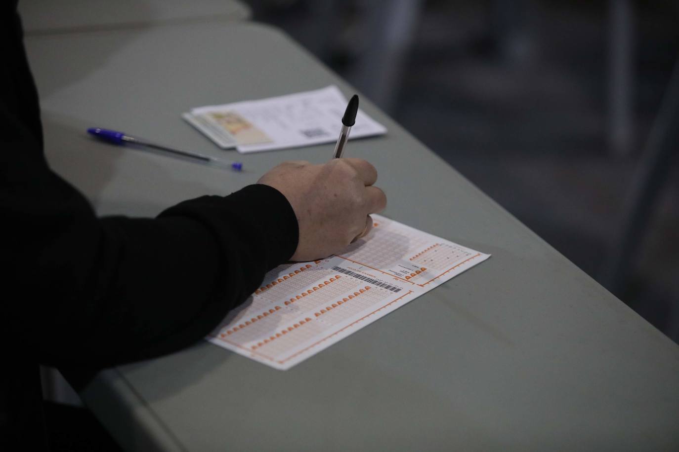 Fotos: Masivas oposiciones en Asturias para auxiliares educadores