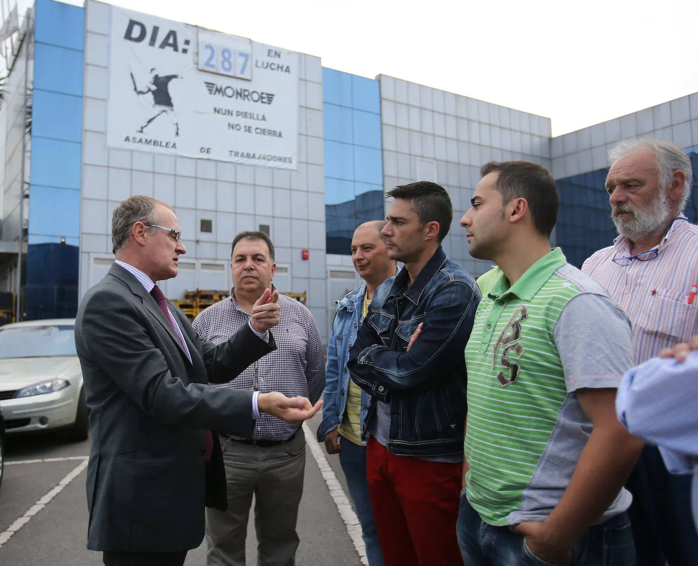 Diego Canga en las instalaciones de Tenneco durante el conflicto laboral que vivió la empresa.