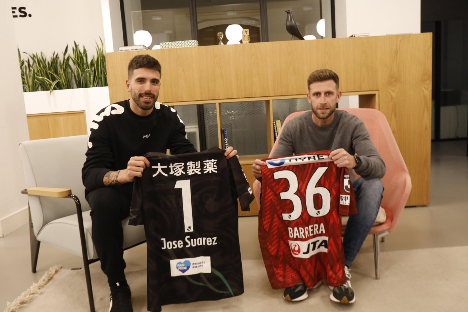 Experiencias. José Aurelio y Álex Barrera, con las camisetas de sus clubes japoneses. 