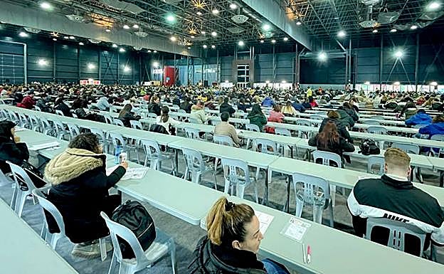 Entrada de la Fidma, a la espera de ser llamados al examen.