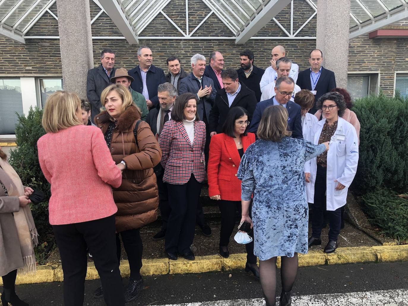 La ministra Darias junto a los alcaldes los 17 municipios a los que atiende el Hospital de Jarrio. 