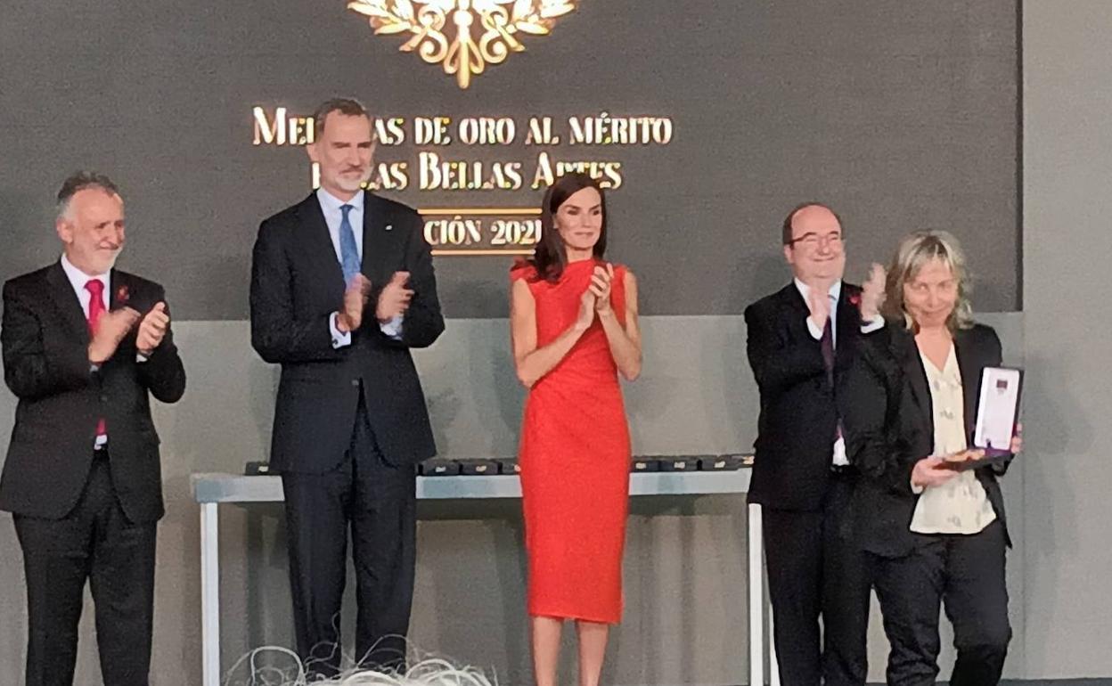 Susana Otero, con la medalla de la Semana Negra, en la entrega de esta mañana. 