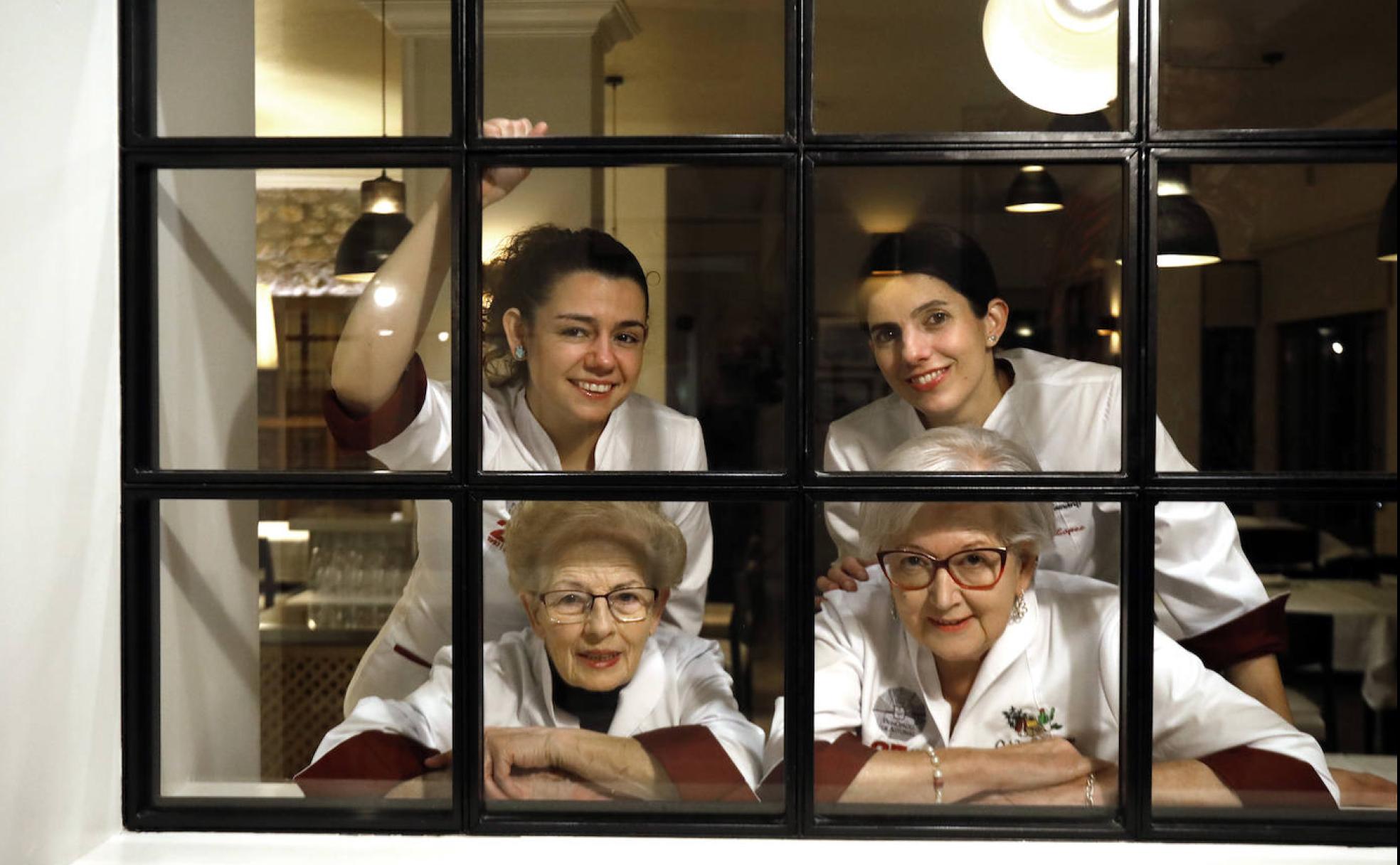 Aida Rosales y Tinina Peláez (abajo) con María Busta y Sara López (arriba) son las guisanderas más veteranas y más jóvenes del club.