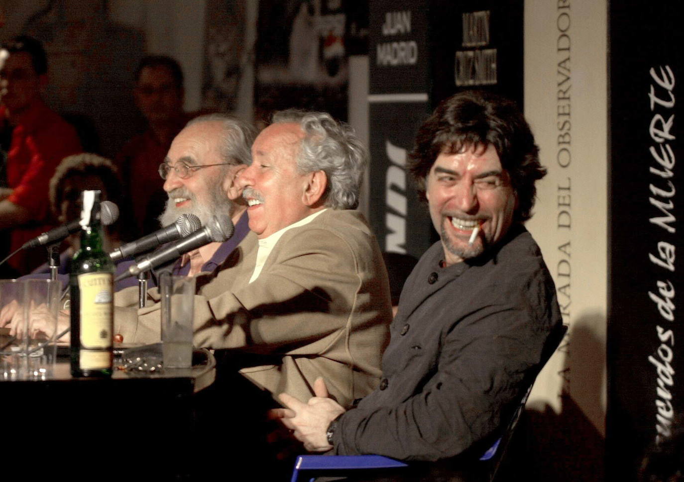 Ángel González, Paco Ignacio Taibo I y Sabina, con whisky.