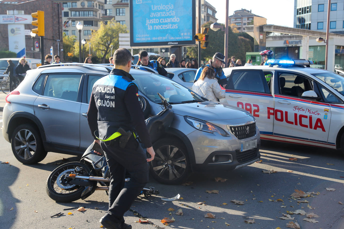 Fotos: Herido un motorista en un accidente de tráfico en Gijón