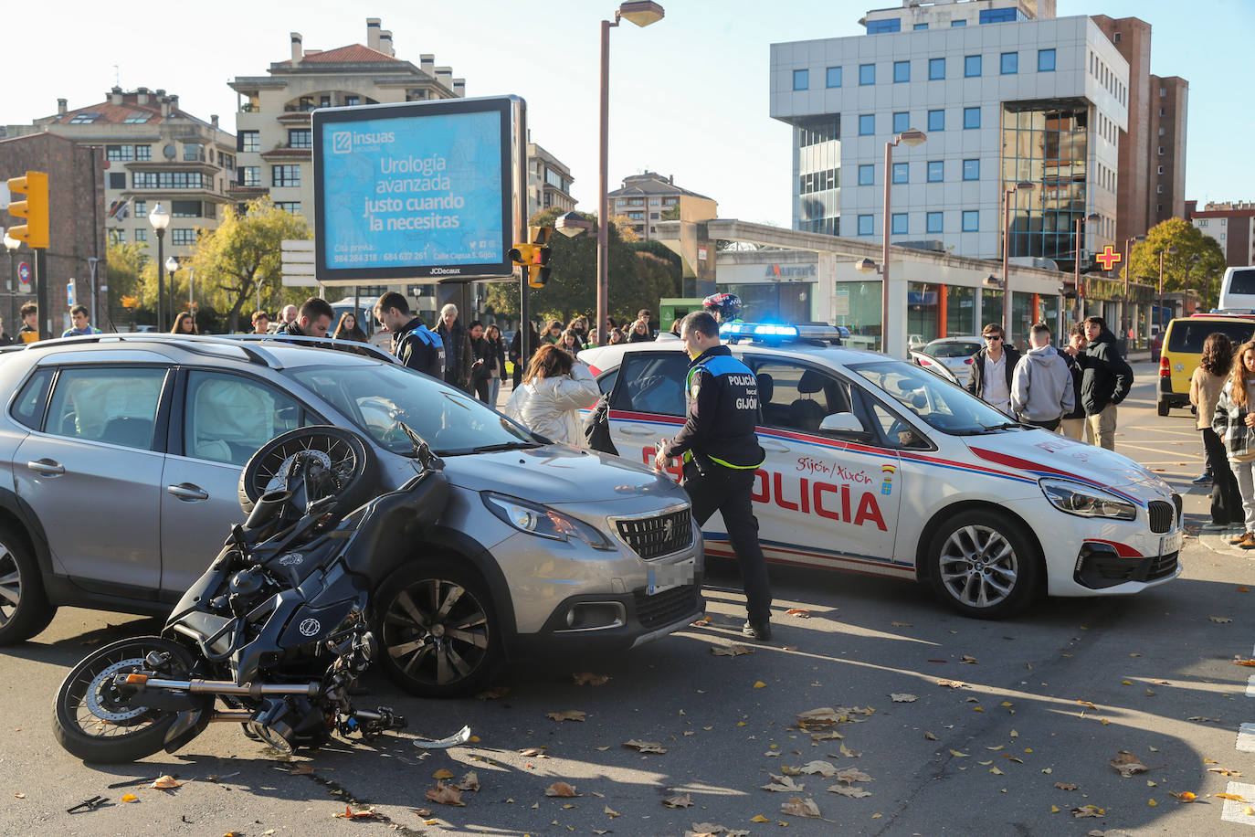 Fotos: Herido un motorista en un accidente de tráfico en Gijón