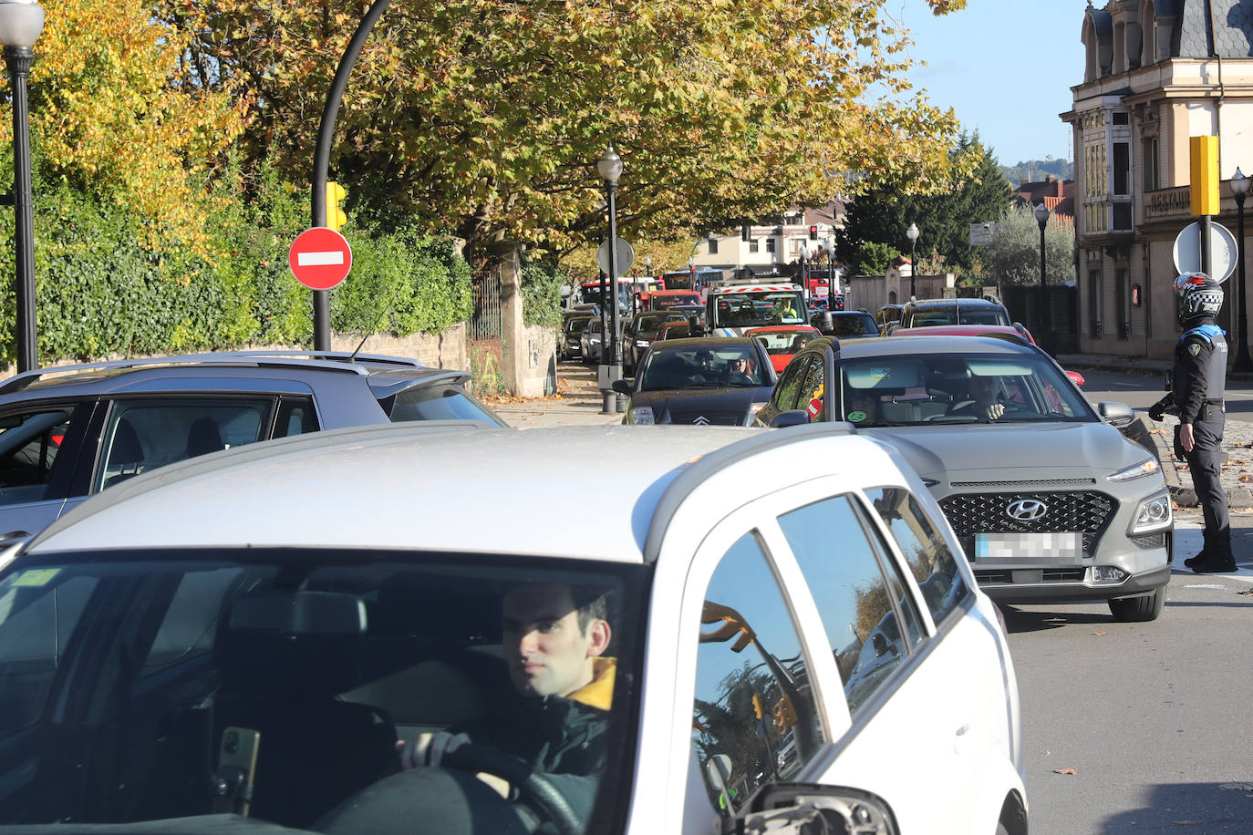 Fotos: Herido un motorista en un accidente de tráfico en Gijón