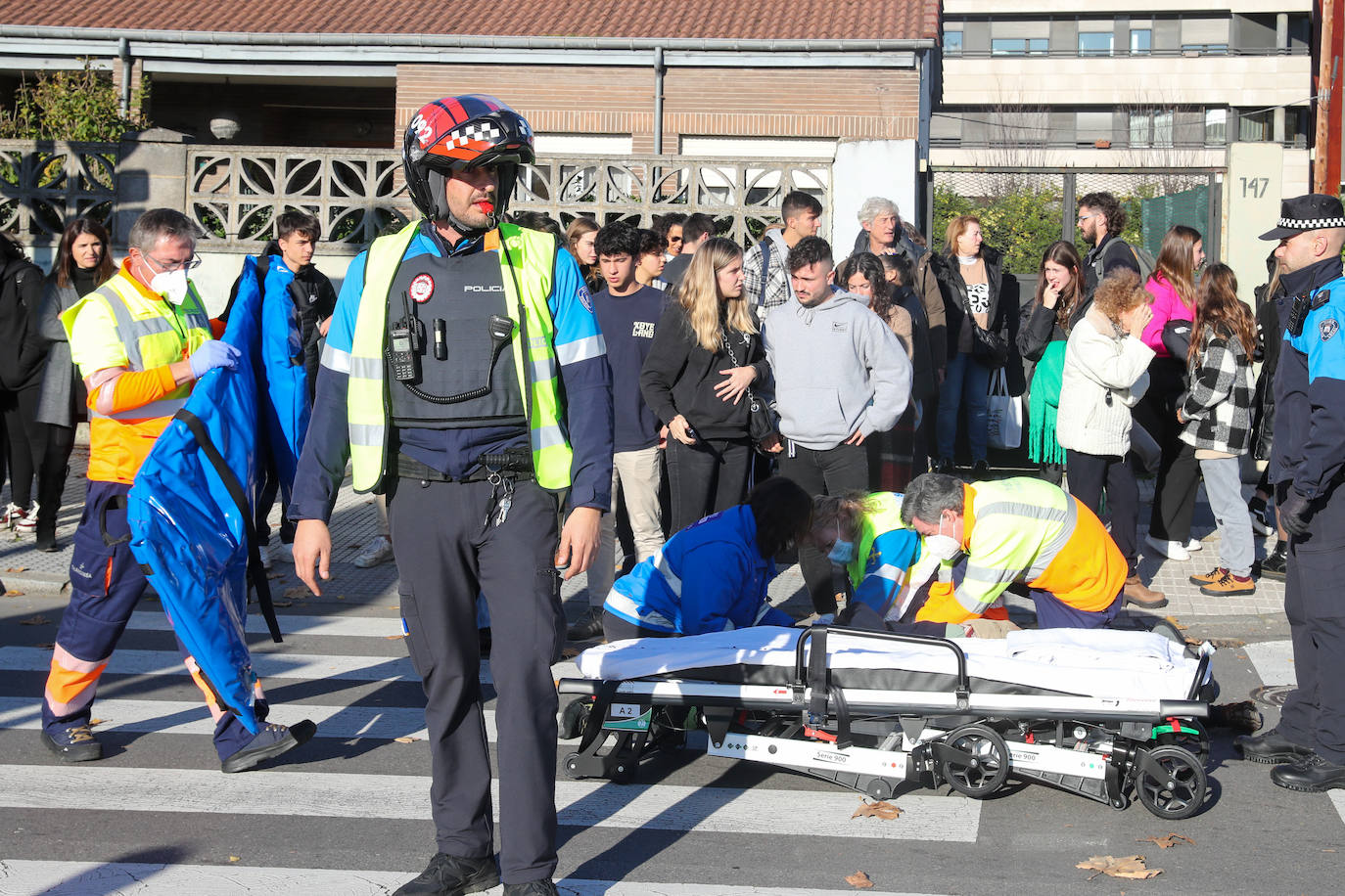 Fotos: Herido un motorista en un accidente de tráfico en Gijón