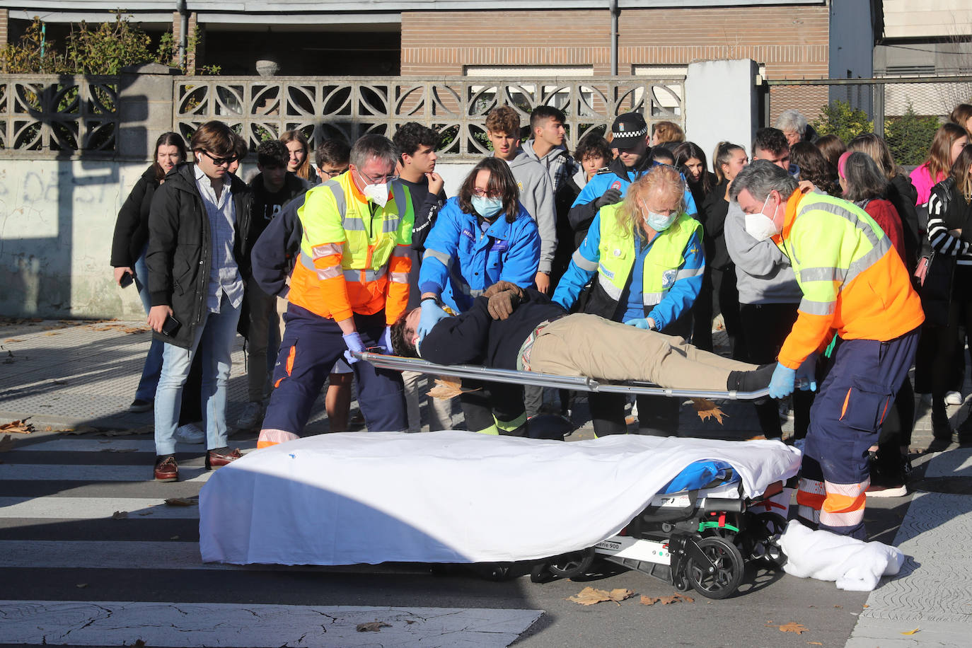 Fotos: Herido un motorista en un accidente de tráfico en Gijón