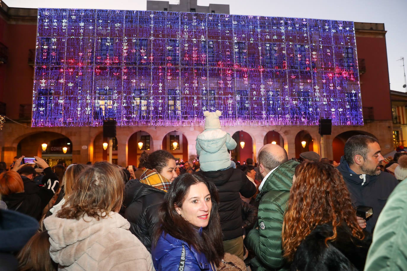 Fotos: Gijón estrena su alumbrado de Navidad más llamativo y deslumbrante