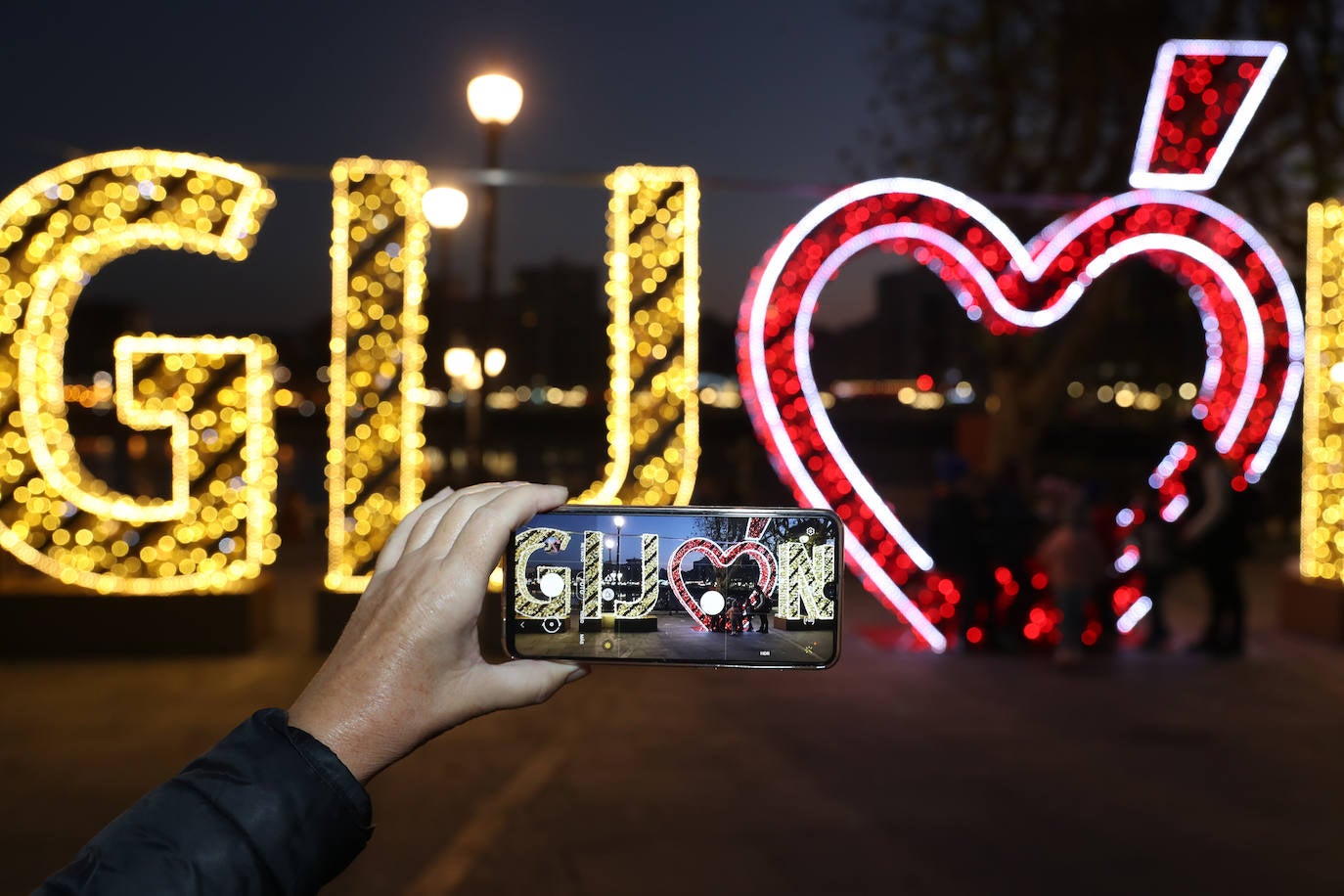 Fotos: Gijón estrena su alumbrado de Navidad más llamativo y deslumbrante