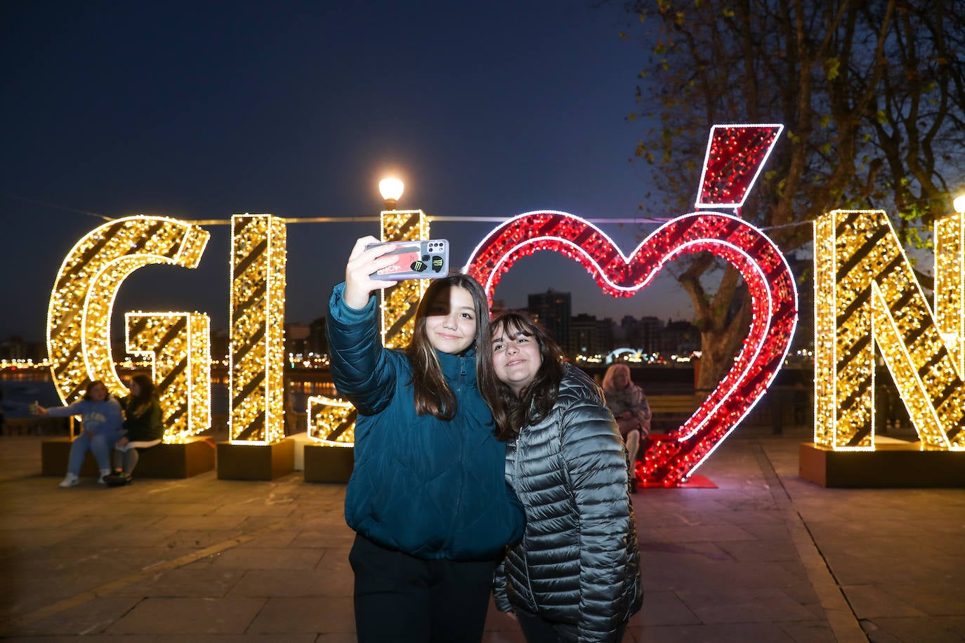 Fotos: Gijón estrena su alumbrado de Navidad más llamativo y deslumbrante