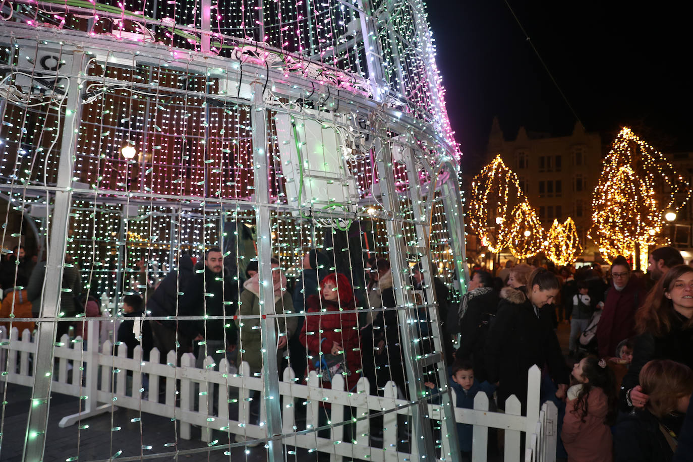 Fotos: Gijón estrena su alumbrado de Navidad más llamativo y deslumbrante