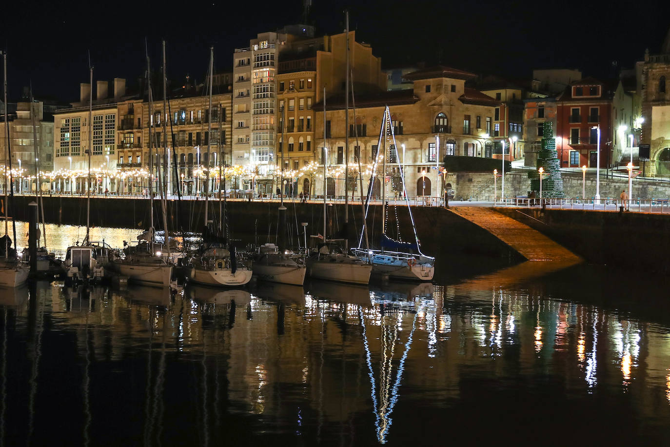 Fotos: Gijón estrena su alumbrado de Navidad más llamativo y deslumbrante