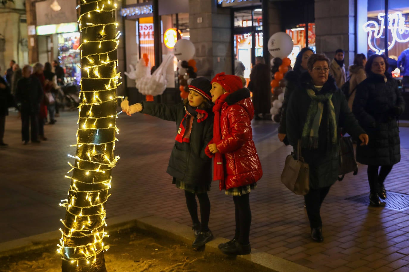 Fotos: Gijón estrena su alumbrado de Navidad más llamativo y deslumbrante