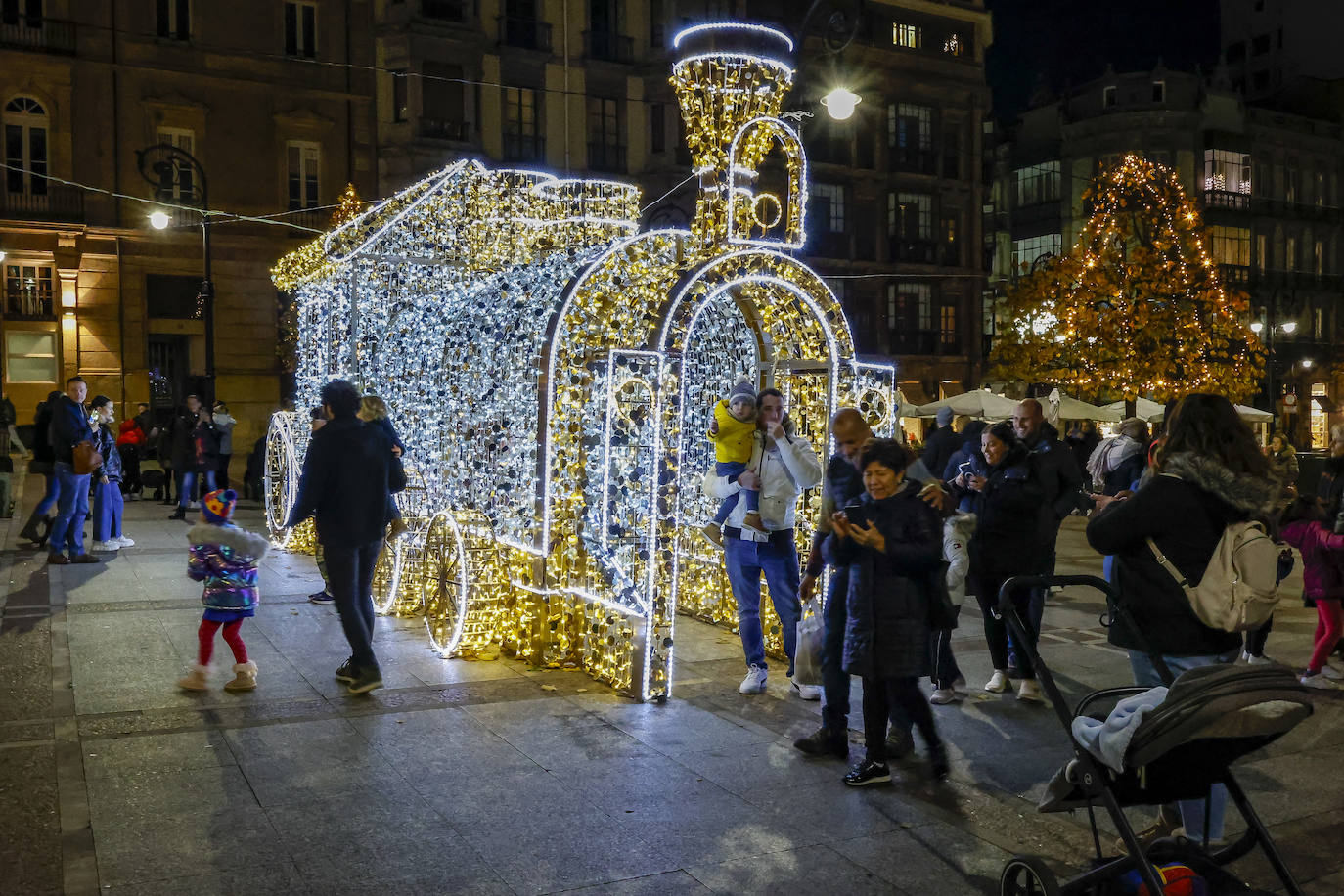 Fotos: Gijón estrena su alumbrado de Navidad más llamativo y deslumbrante