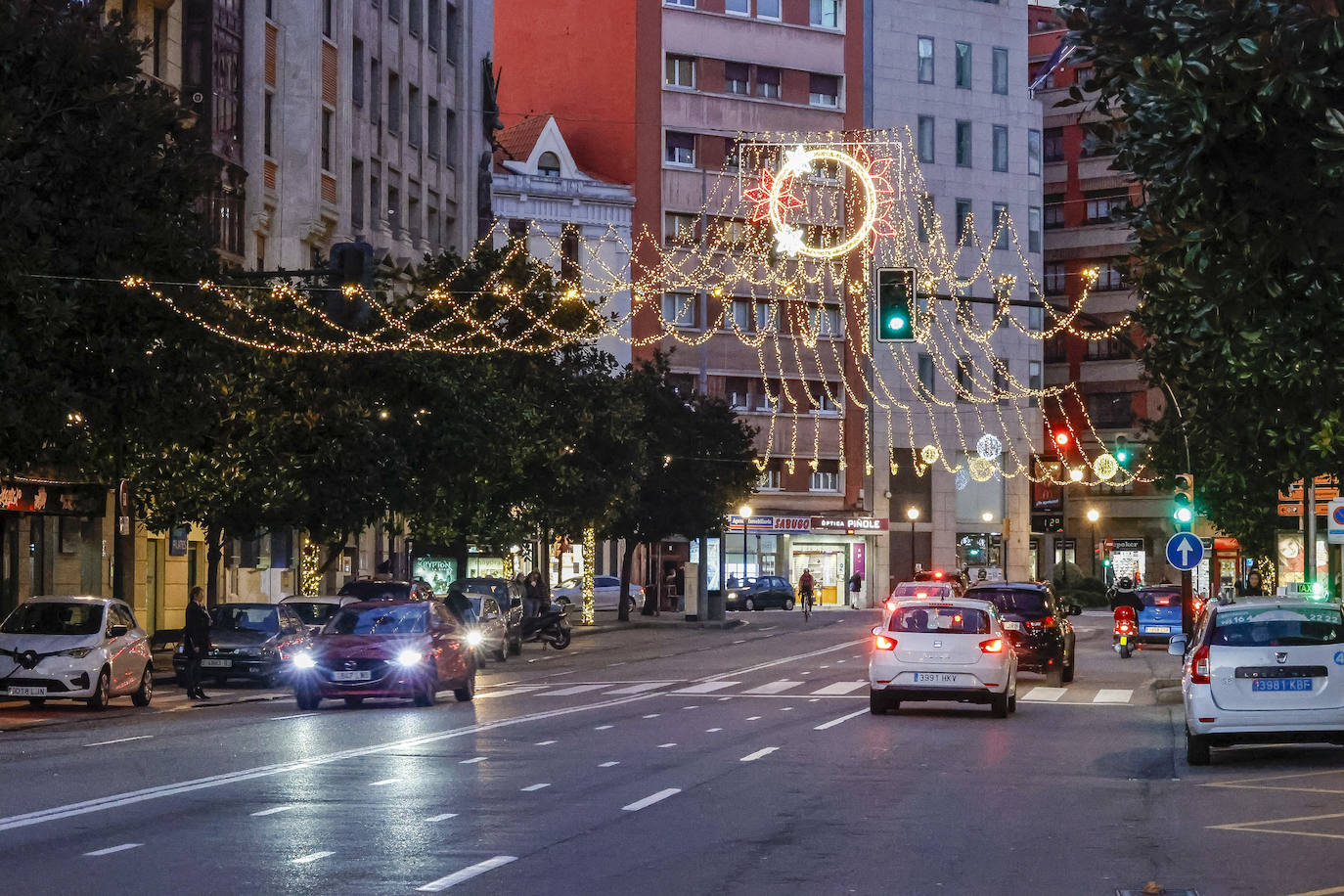 Fotos: Gijón estrena su alumbrado de Navidad más llamativo y deslumbrante