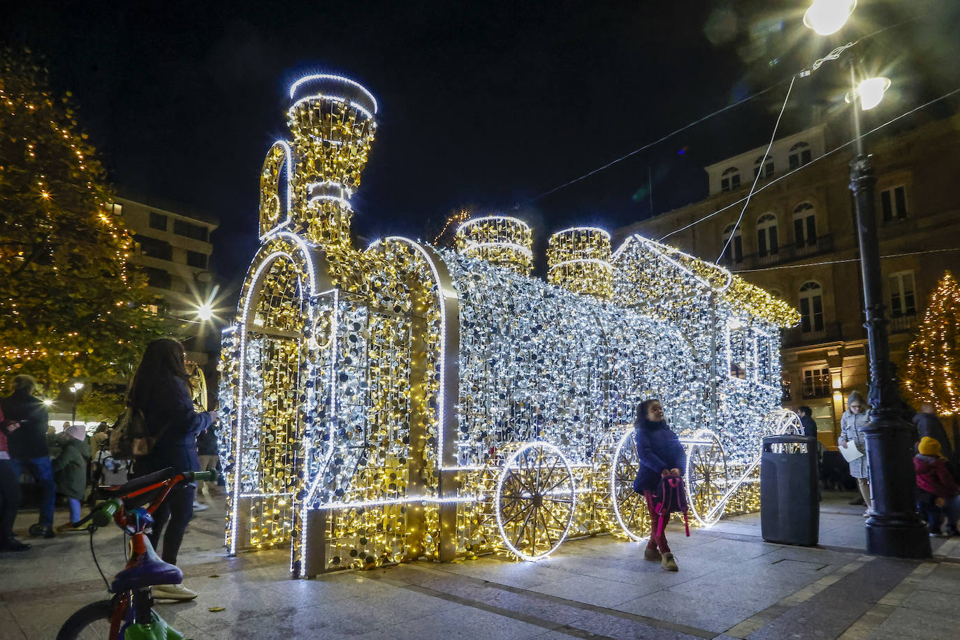 Fotos: Gijón estrena su alumbrado de Navidad más llamativo y deslumbrante