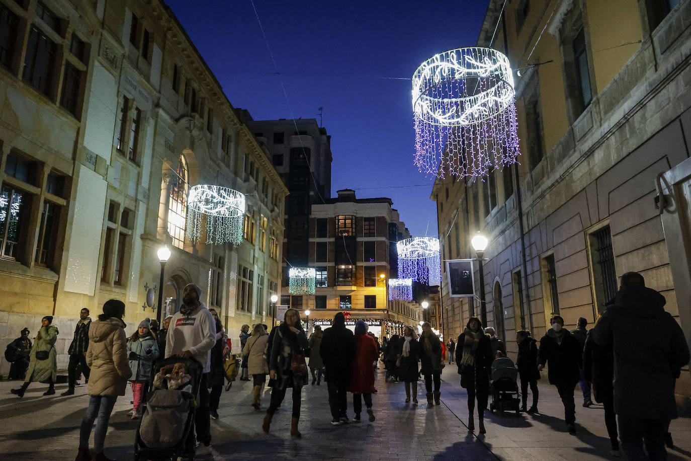 Fotos: Gijón estrena su alumbrado de Navidad más llamativo y deslumbrante