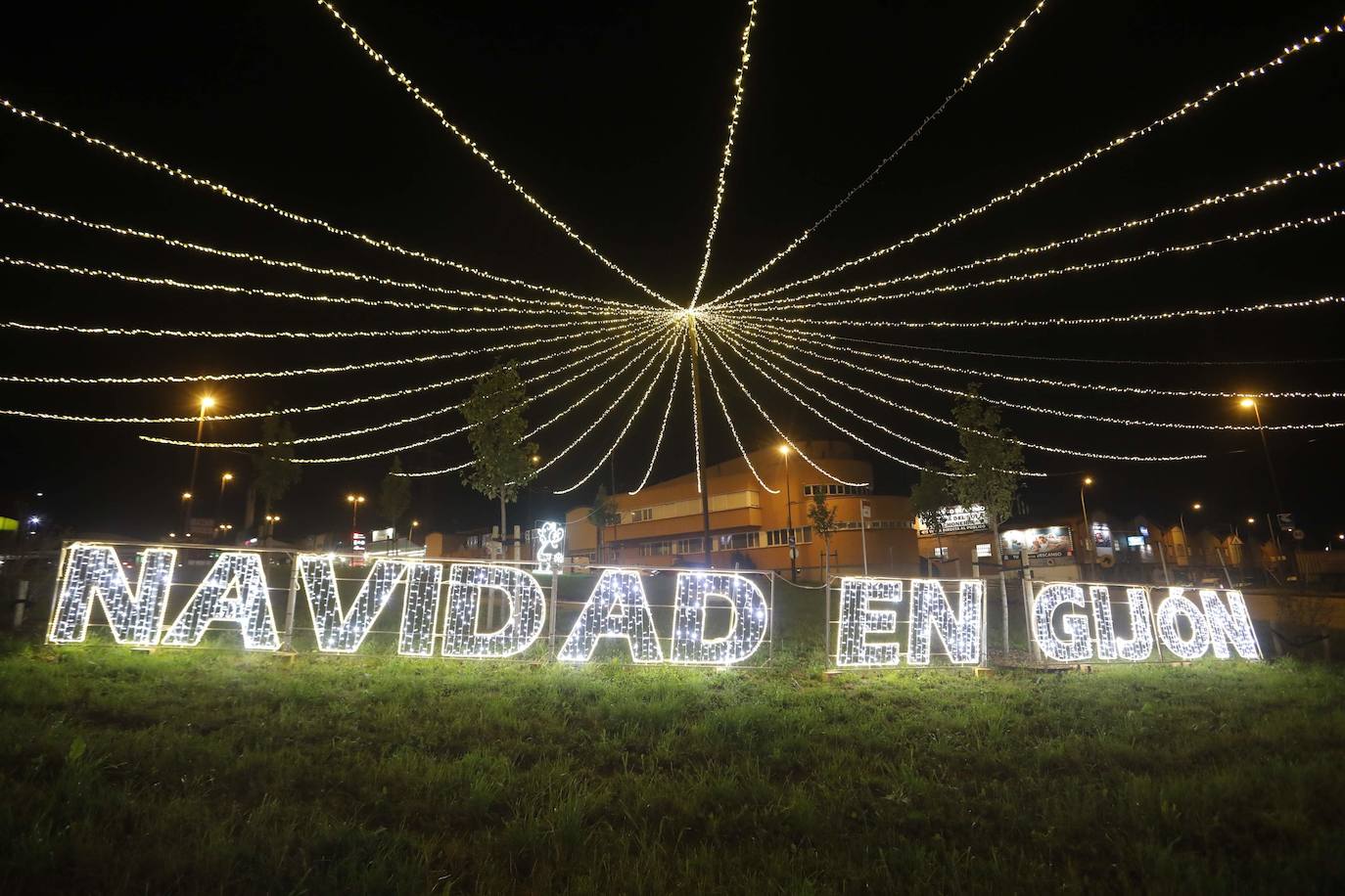 Fotos: Gijón estrena su alumbrado de Navidad más llamativo y deslumbrante