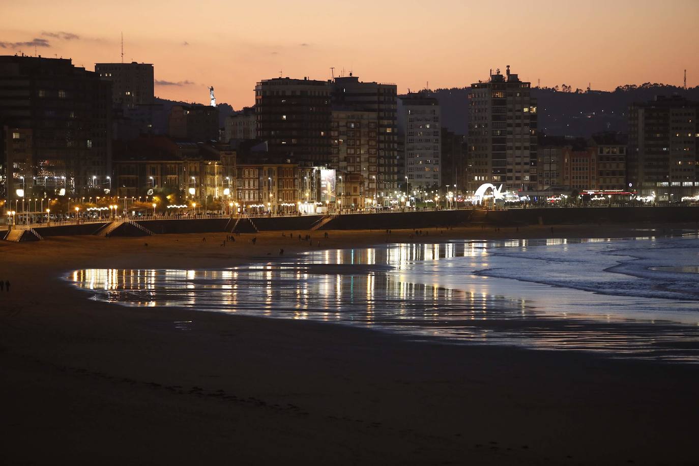 Fotos: Gijón estrena su alumbrado de Navidad más llamativo y deslumbrante