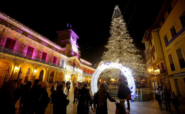 Oviedo enciende la Navidad más multitudinaria