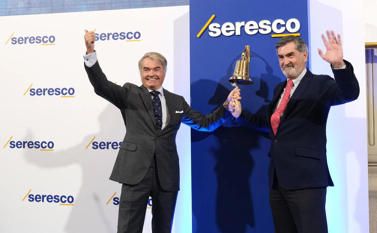Antonio Suárez, presidente, y Carlos Suárez, consejero delegado de Seresco, en el tradicional toque de campana. 