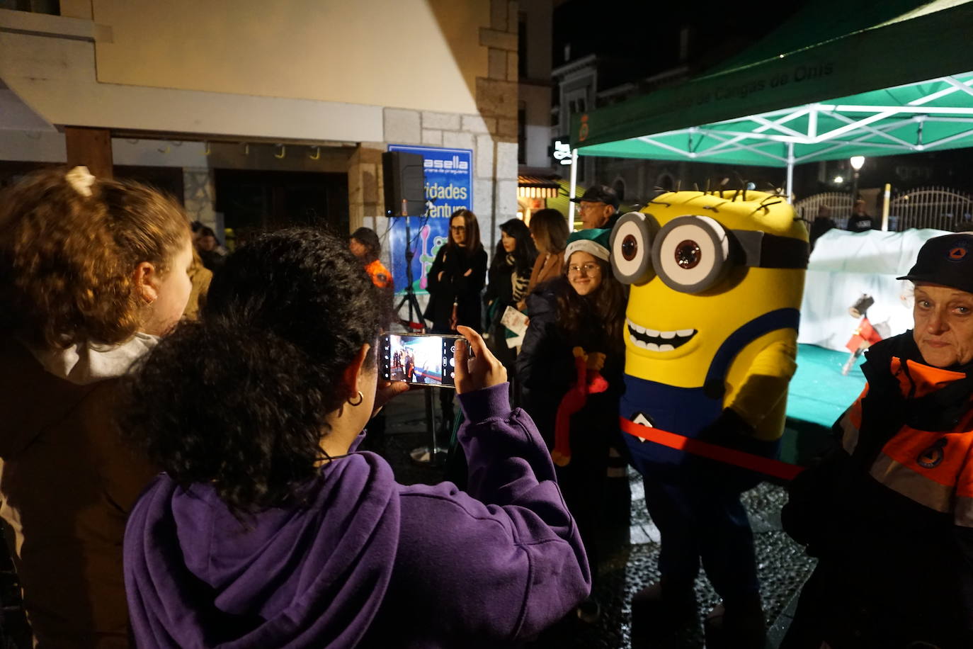 Fotos: Cangas de Onís enciende su Navidad más «ambiciosa» y solidaria con los vecinos