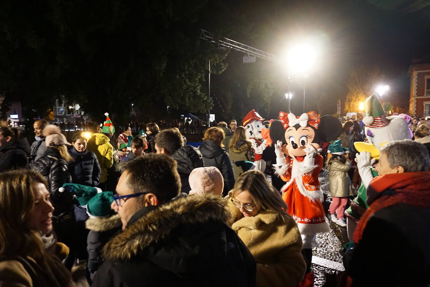 Fotos: Cangas de Onís enciende su Navidad más «ambiciosa» y solidaria con los vecinos
