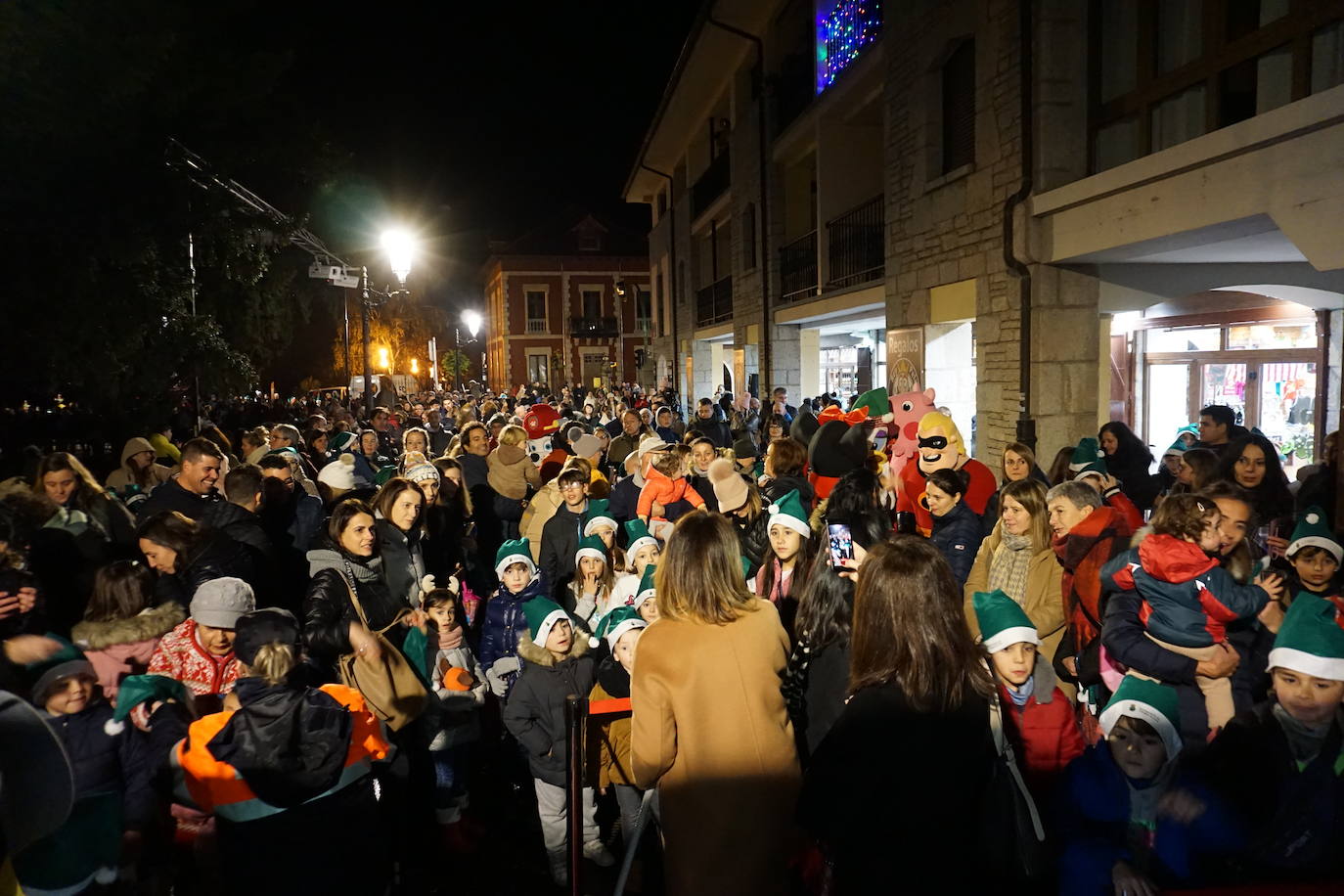 Fotos: Cangas de Onís enciende su Navidad más «ambiciosa» y solidaria con los vecinos