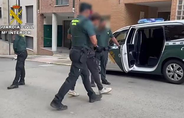 Un momento de la operación de la Guardia Civil en que se detuvieron a los integrantes de la banda. 