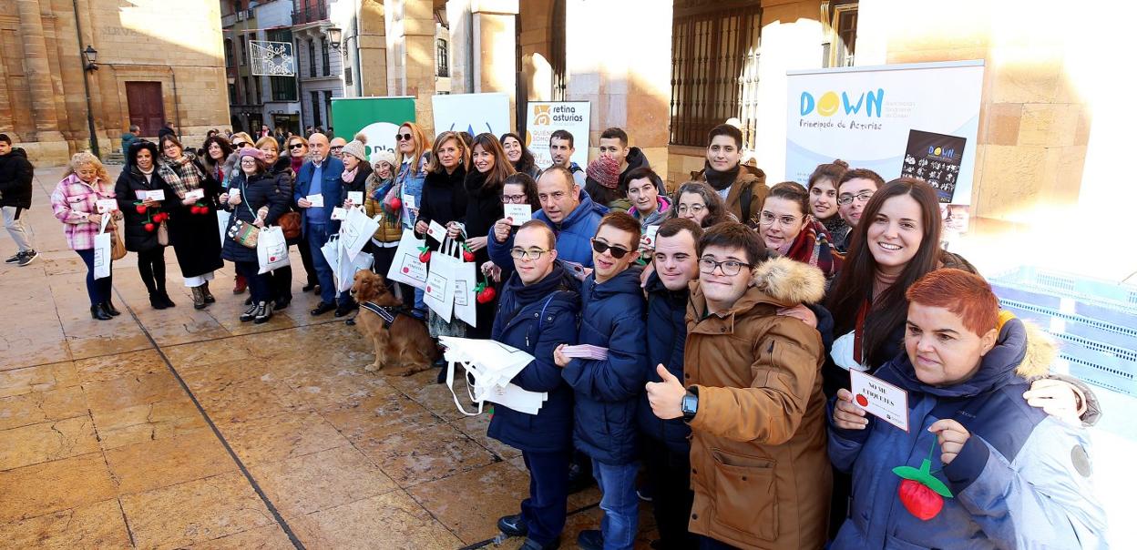 Los participantes en la campaña, con las ediles Conchita Méndez y Leticia Álvarez en el centro, ayer en la plaza de la Constitución 