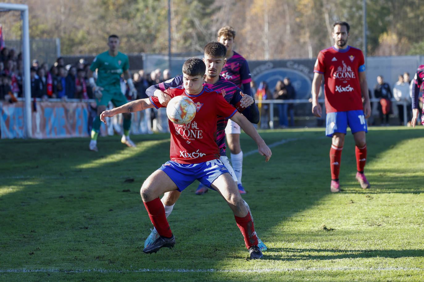 Fotos: Las mejores imágenes del Ceares - Sporting B