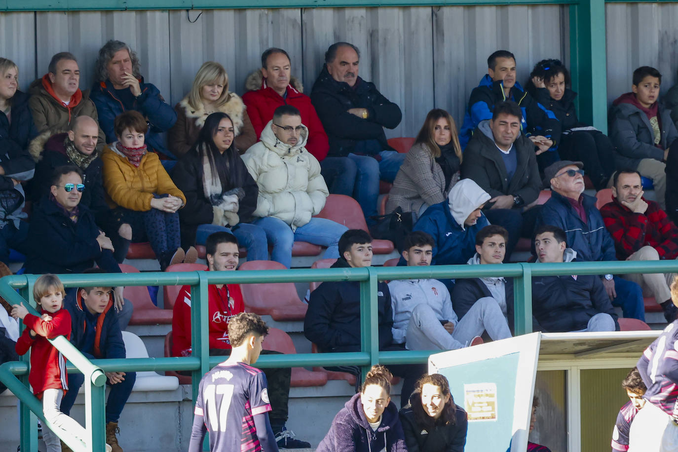 Fotos: Las mejores imágenes del Ceares - Sporting B