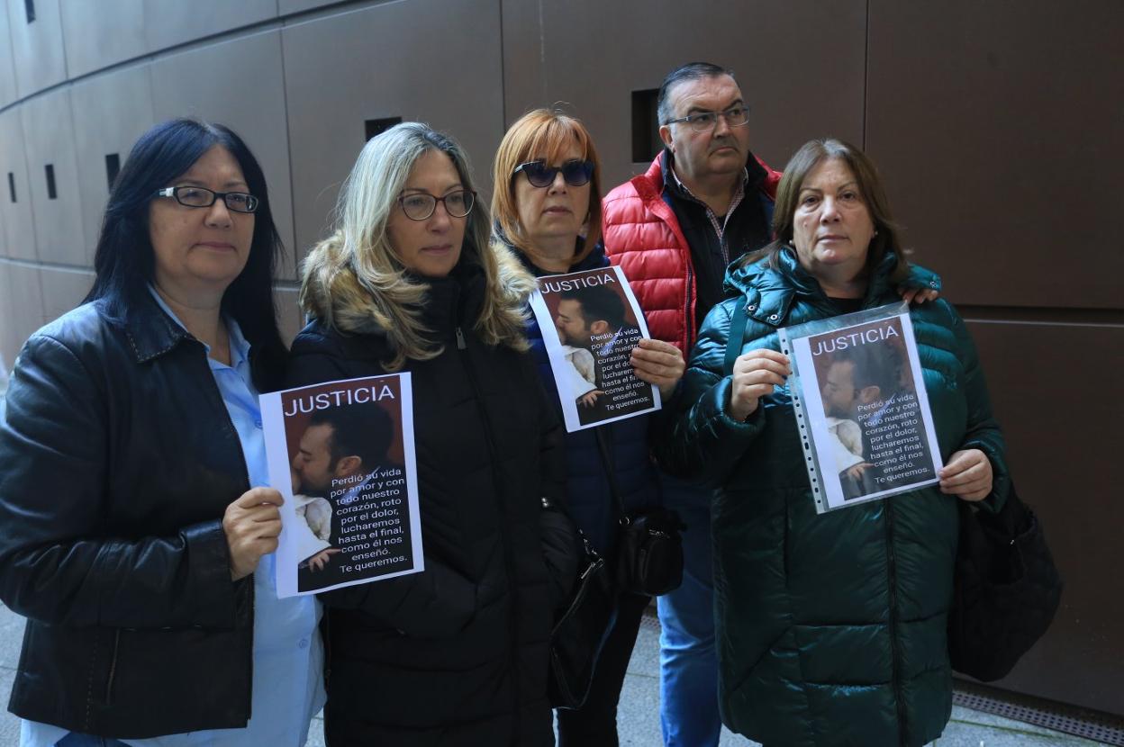 Hermanas de Luis Salazar, durante los días del juicio por su crimen, en Oviedo. 