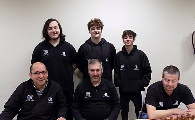 José Antonio García, Sergio Arias y Arturo Pruneda, sentados, con Samuel García y Adán Álvarez, subcampeones con el Antonio Rico.