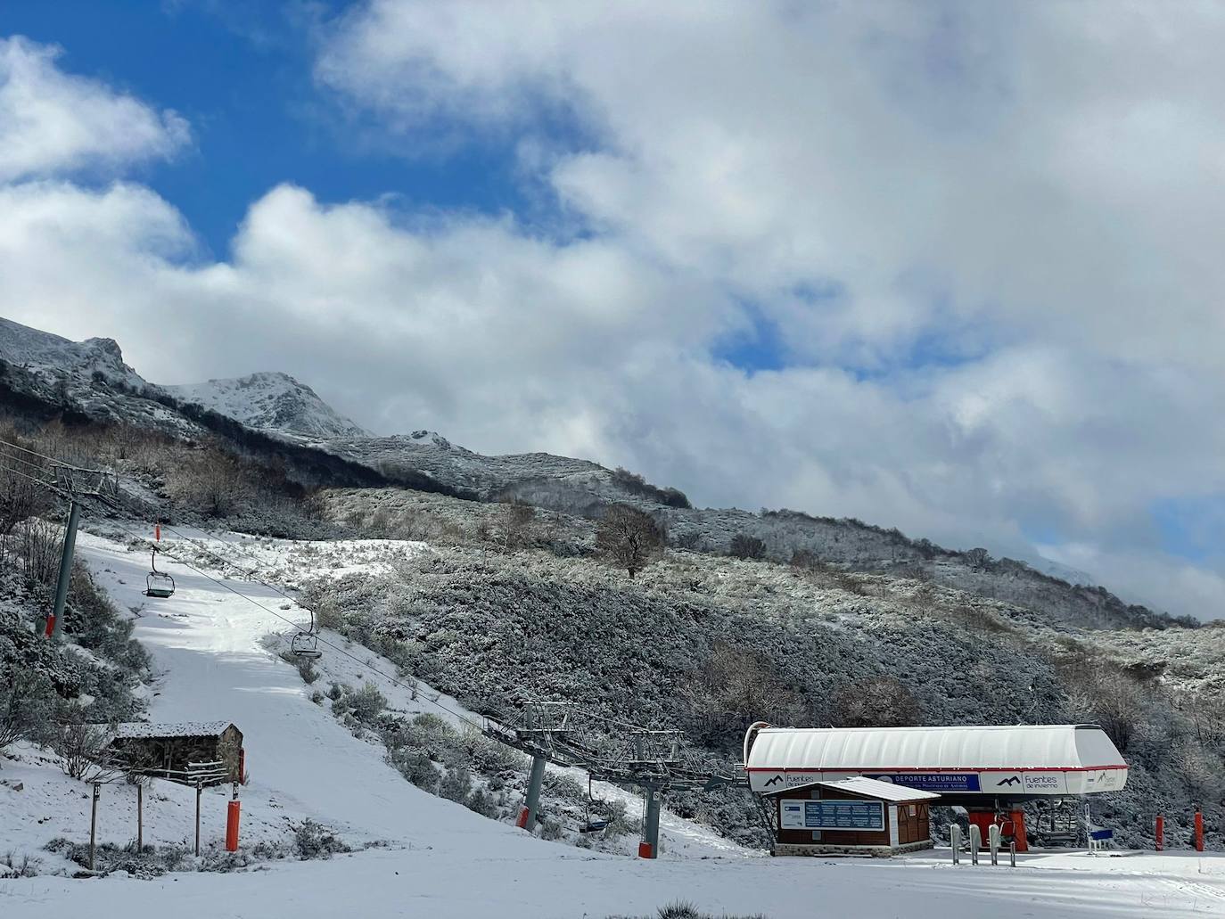 Hasta 10 centímetros de nieve se registaron ayer en la escuela de esquí de Fuentes de Invierno. e. c.