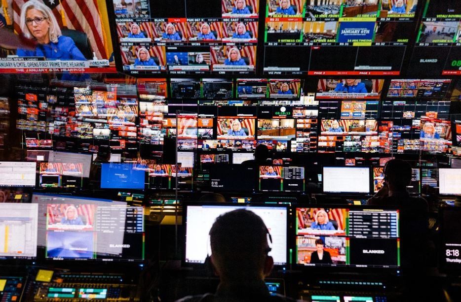 La sala de control en el estudio de MSNBC en la ciudad de Nueva York el 9 de junio, durante la primera audiencia pública ante el comité de la Cámara que investiga el ataque del 6 de enero de 2021 contra el Capitolio de EE UU.