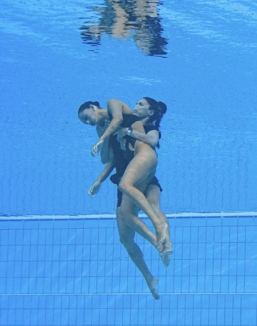 Una nadadora del equipo de EE UU de sincronizada recupera del fondo de la piscina a Anita Alvarez durante un incidente en las finales de natación artística libre femenina , durante el Campeonato Mundial Acuático de Budapest el 22 de junio.