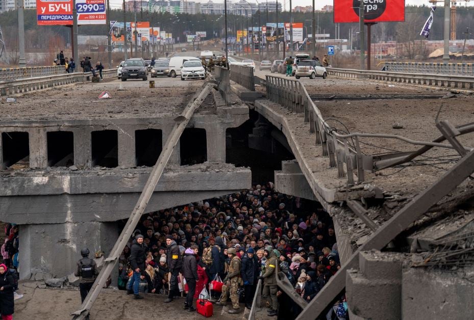 Ucranianos se amontonan bajo un puente destruido mientras intentan huir de Irpin, en las afueras de Kiev, Ucrania, el 5 de marzo.