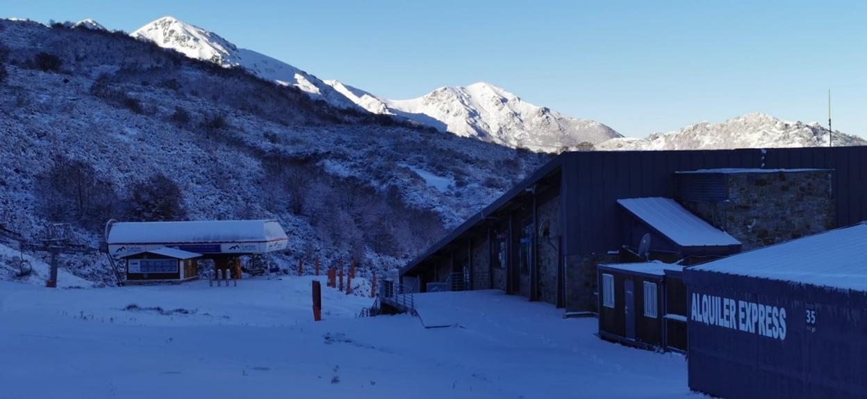 Instalaciones de la estación de Fuentes de Invierno, con unos veinte centímetros de espesor. 