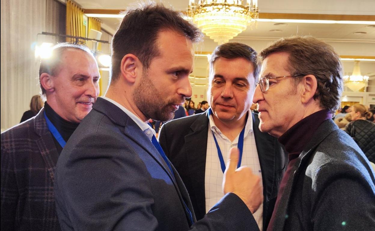 El secretario general del PP de Asturias, Álvaro Queipo conversa con Alberto Núñez Feijóo y Alberto Galiana en Navarra.